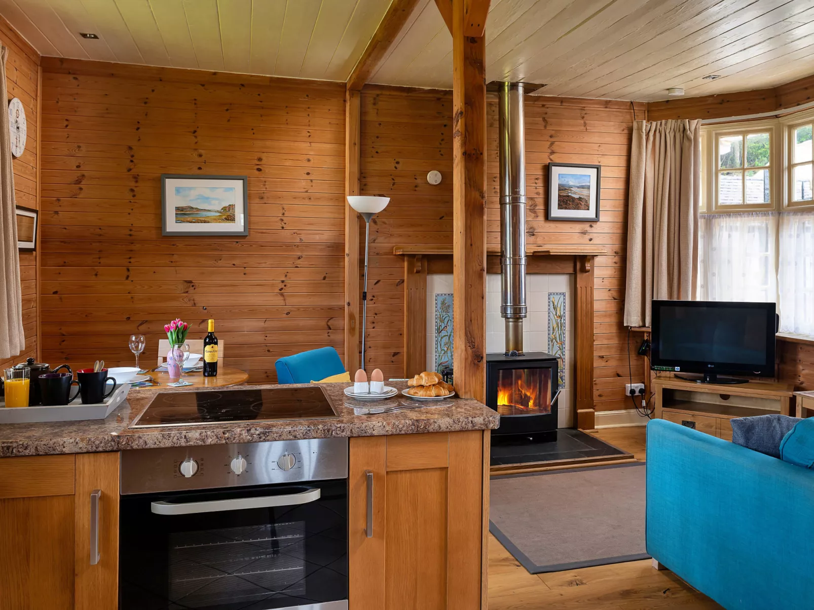 Toll Bridge Cottage-Dedans