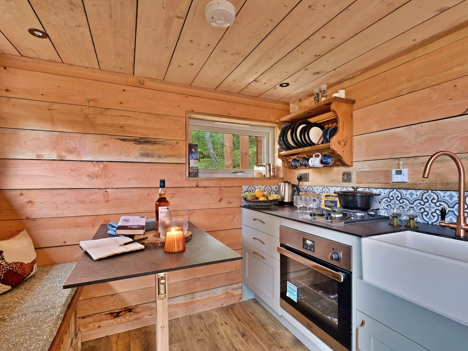 Cosagach Falls Cabin-Dedans