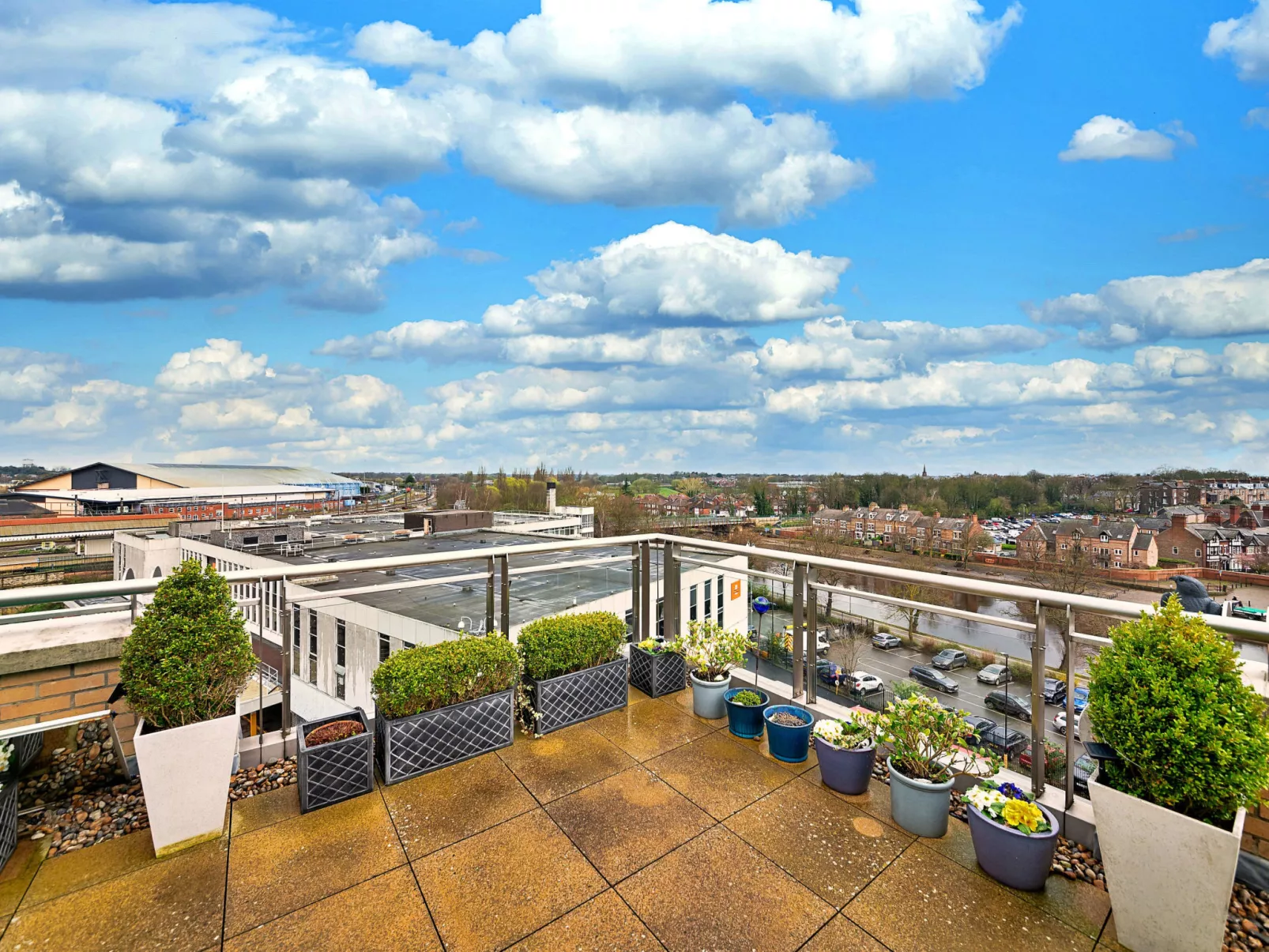 The Penthouse at 611 Westgate-Dehors