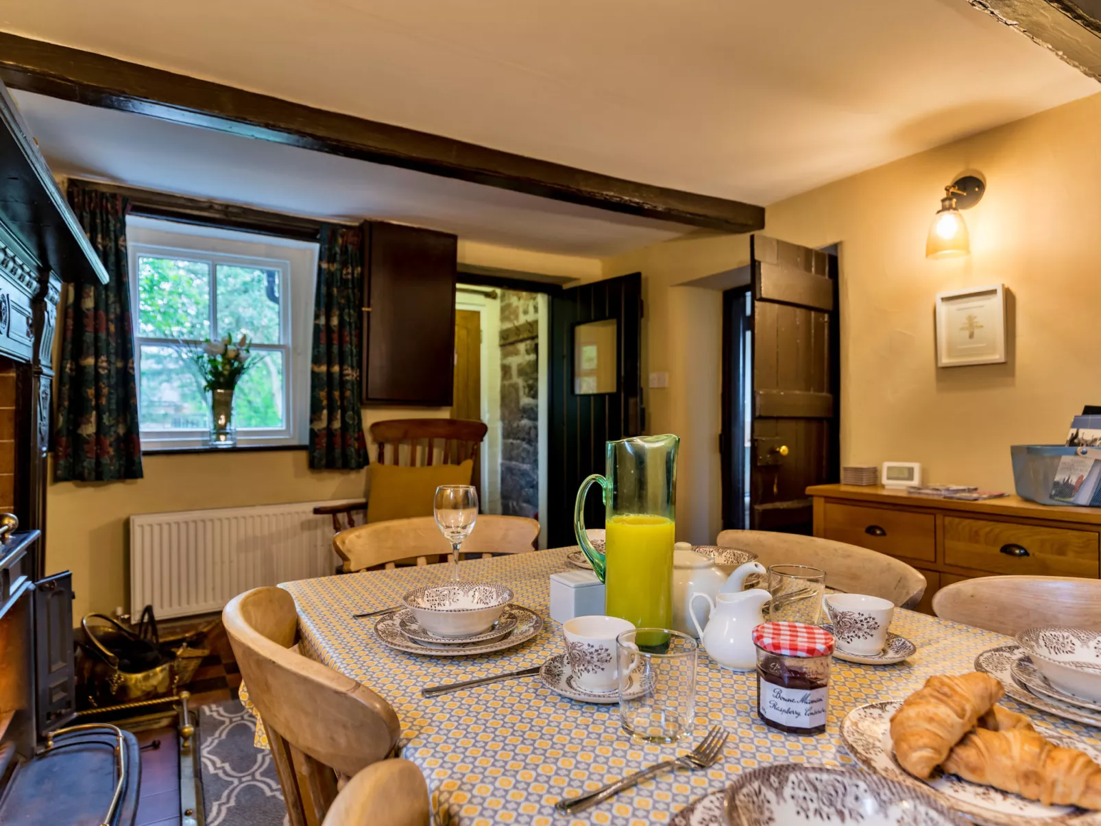 Spring Cottage-Dedans