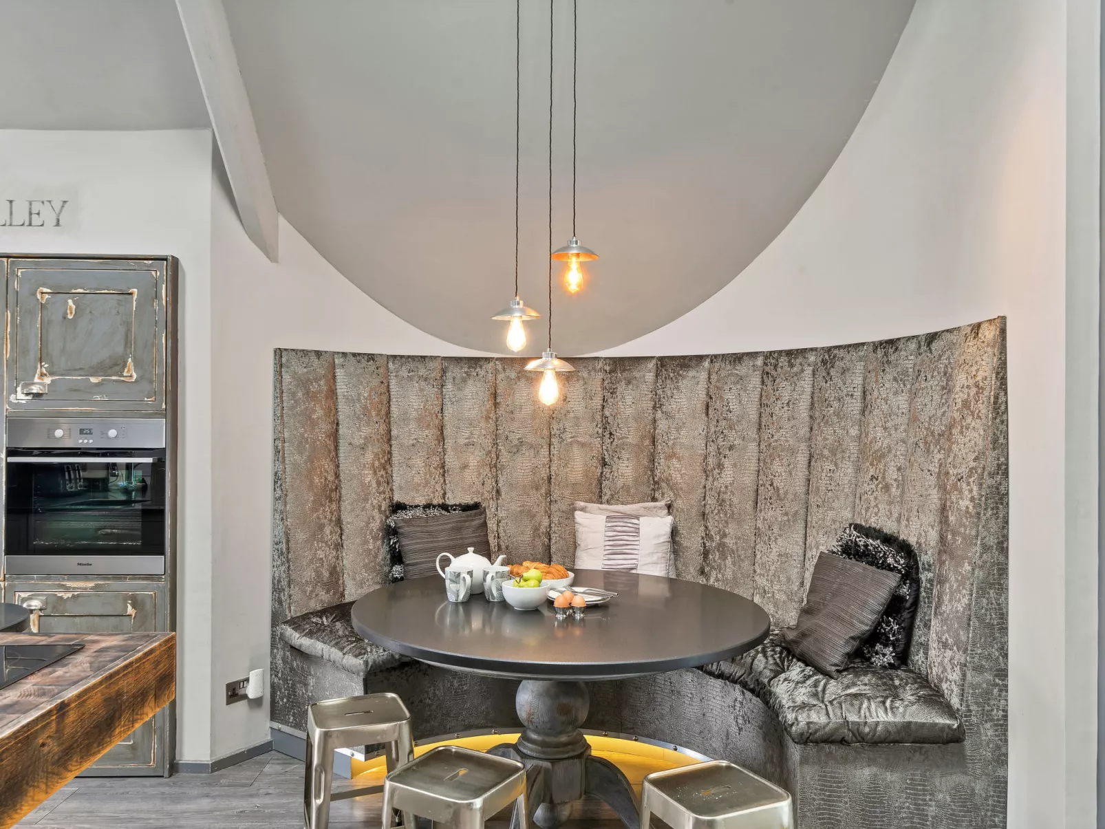 The Old Library-Drinnen