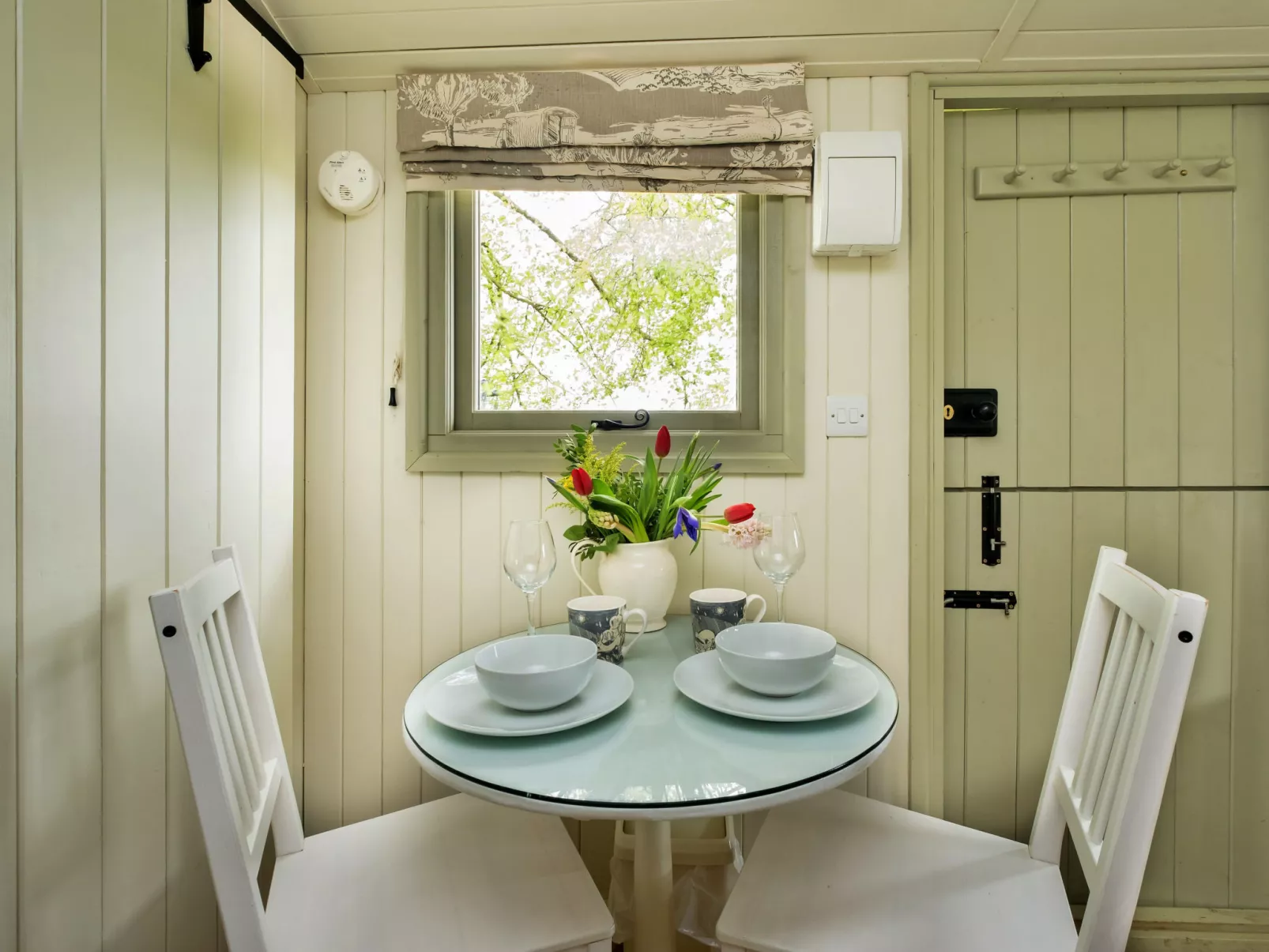 Hay and Hedgerow Glamping-Dedans