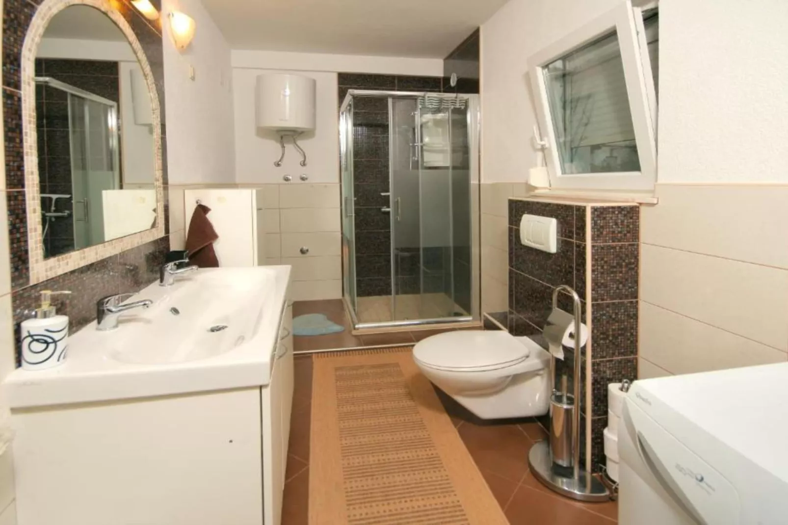 Apartment Libe with Sea View Trogir - Two Bedroom Apartment with Balcony-Bathroom