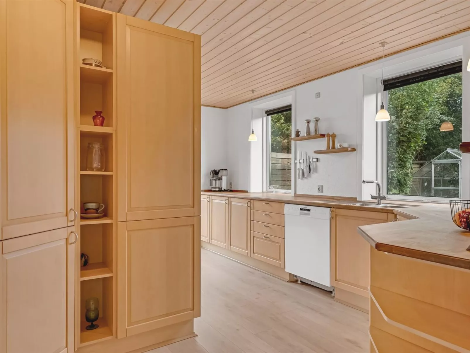 "Nette" - 2km to the fjord-Drinnen