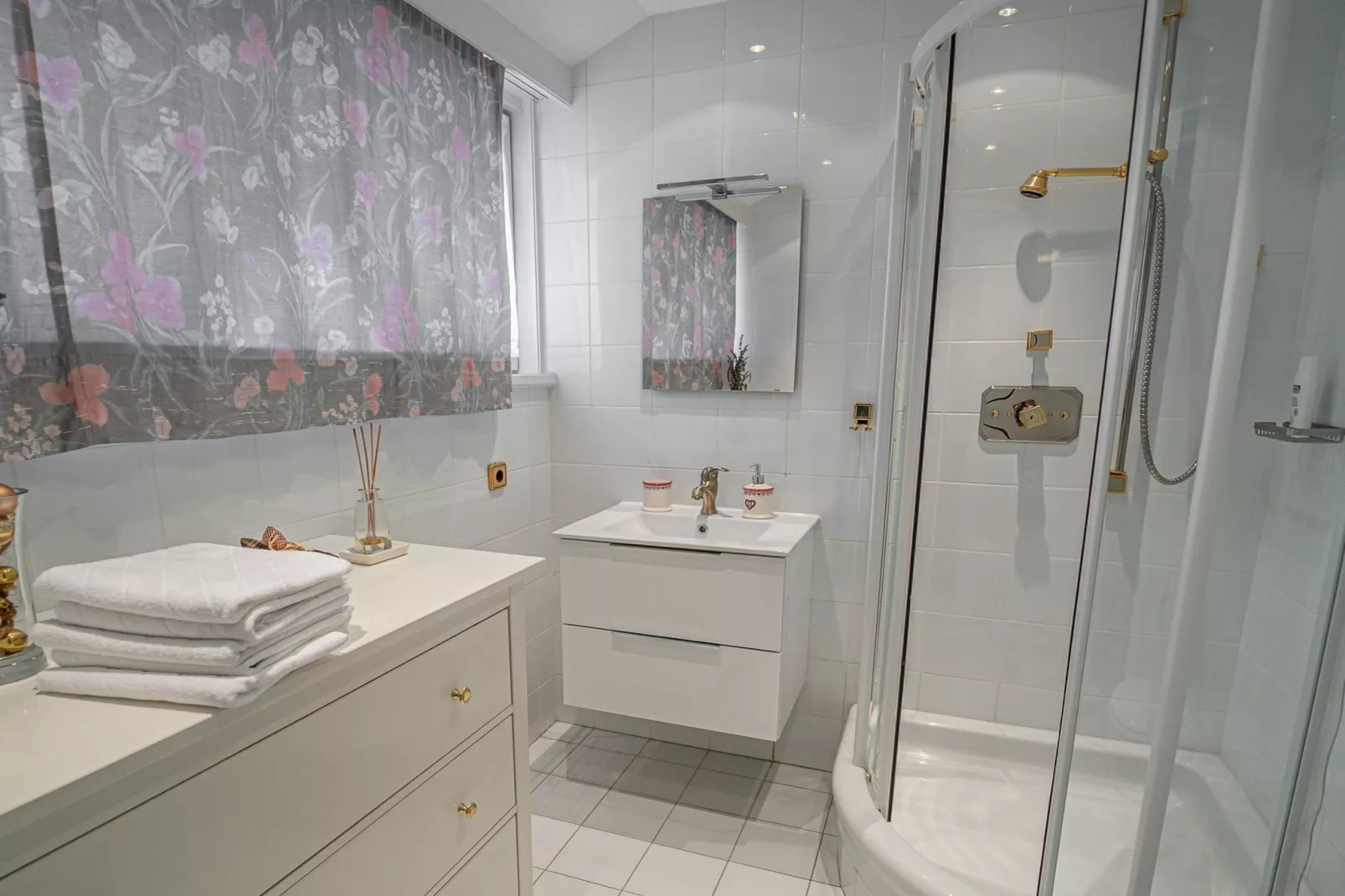 Bad Kleinkirchheim Lush and Spacious Villa with Indoor Pool and Wellness - Seven Bedroom Villa-Bathroom