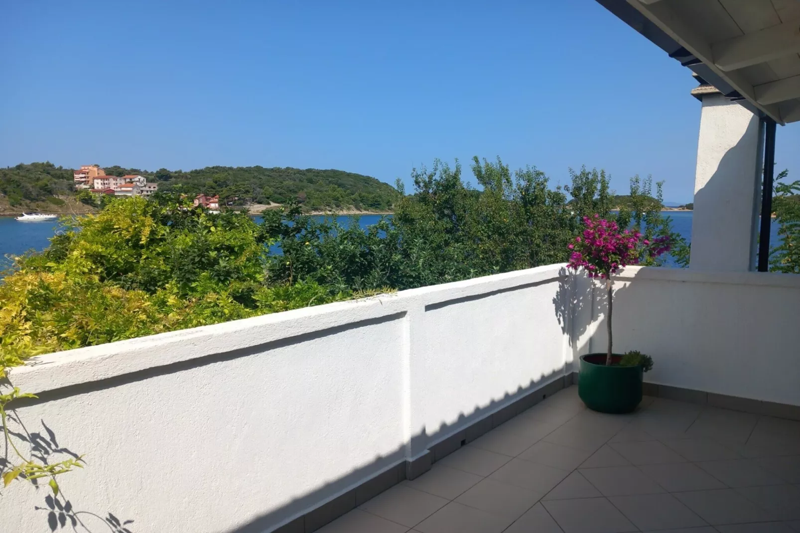 Guest House Green Corner Supetarska Draga - Triple Room with Terrace and Sea View-Ambiance