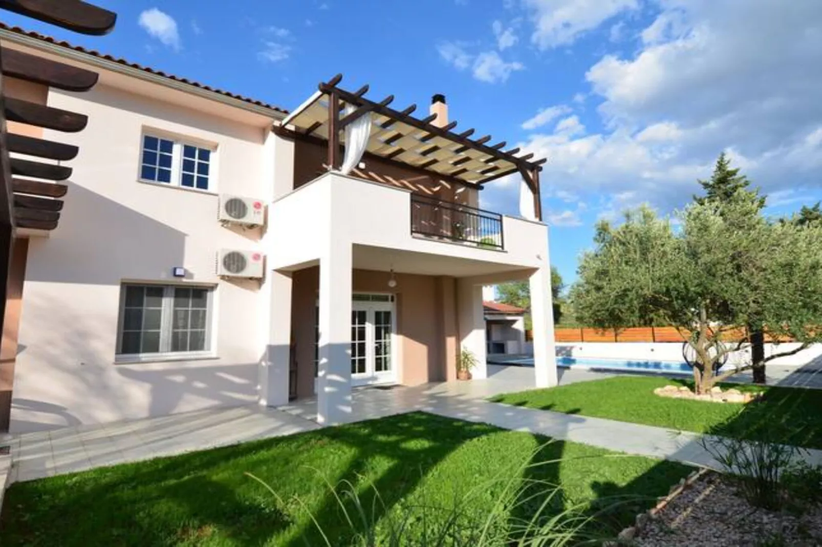 Villa With Pool-Im Freien