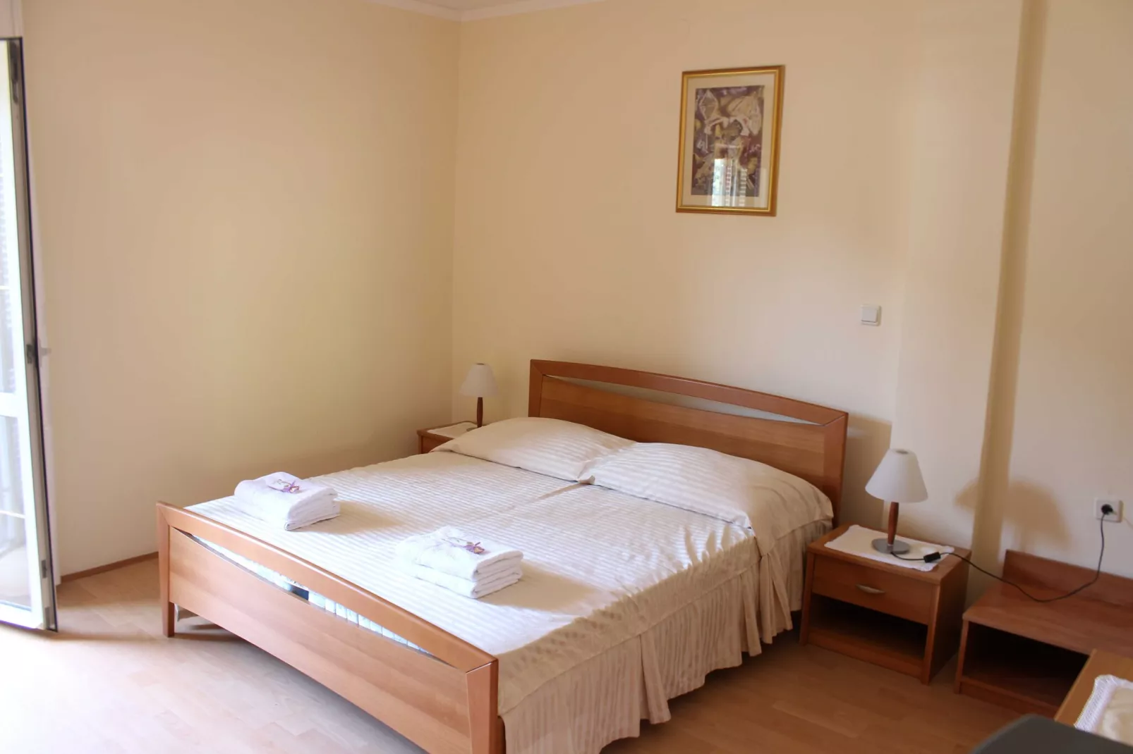 Guest House Villa Anggela - Triple room with Balcony and Garden View (Br.5)-Indoor