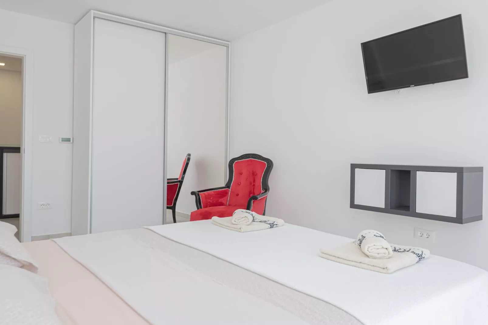 Four-Bedroom Villa With Pool-Schlafzimmer