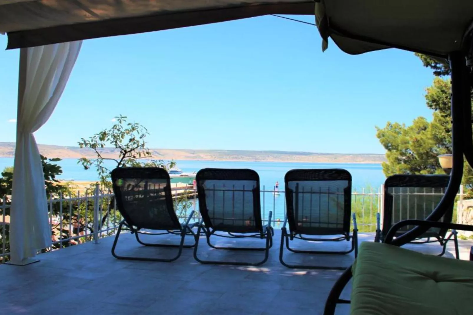 Beach House - 2m from beach - Three Bedroom House-Terrace balcony