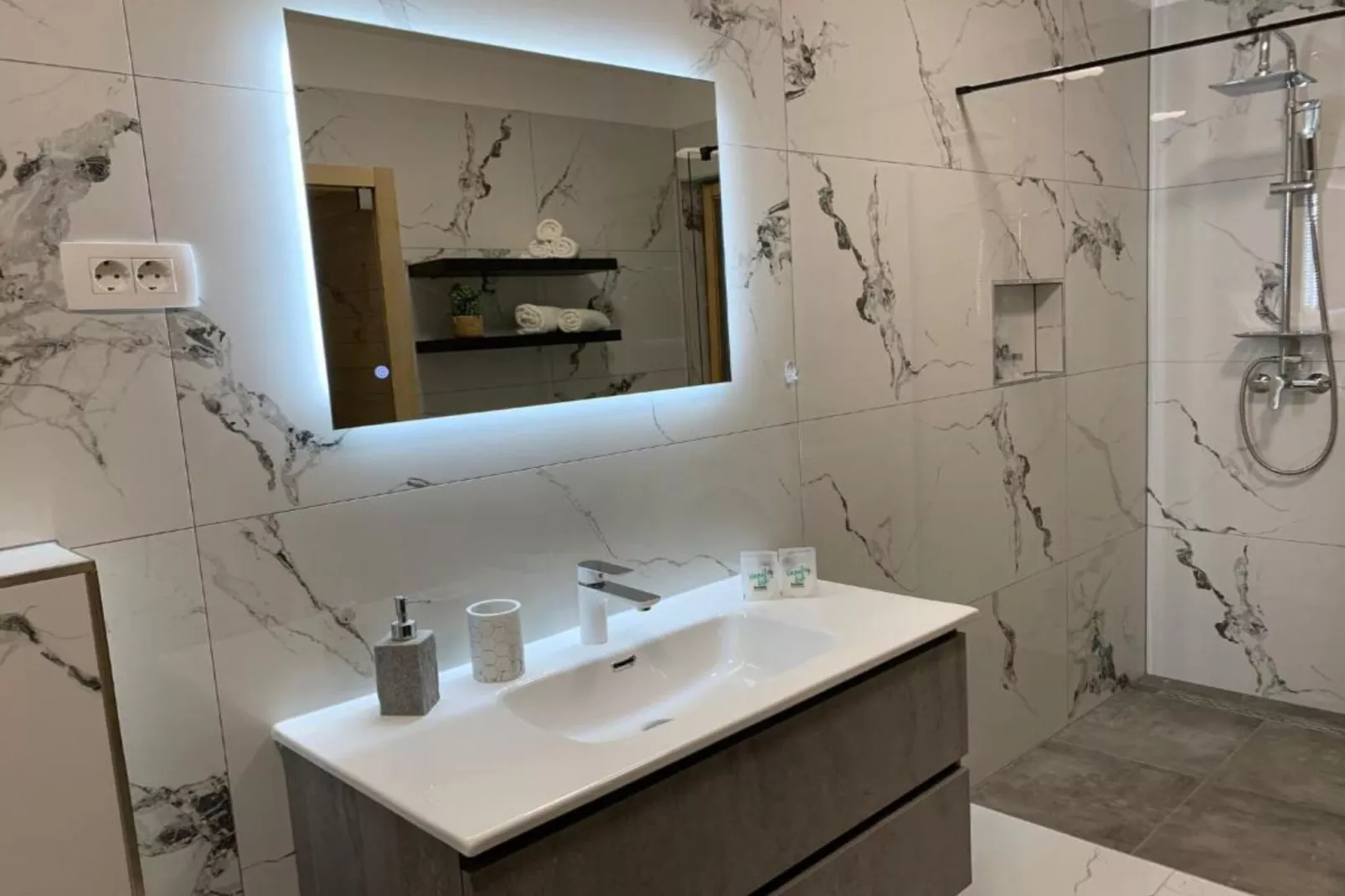 Luxury Apartment Ivo  with Jacuzzi near the beach - Two Bedroom Apartment-Bathroom