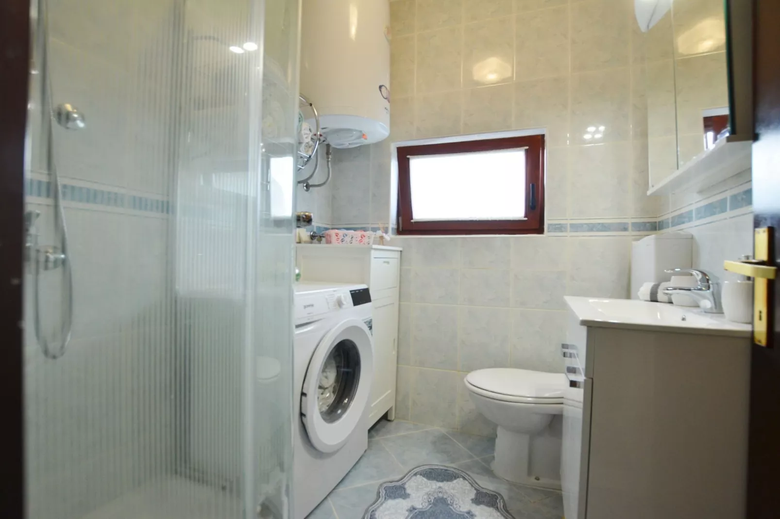 Zevnik Quiet Retreat with Stunning Views and Equestrian Activities - Family Room with Private Bathroom 8-Bathroom