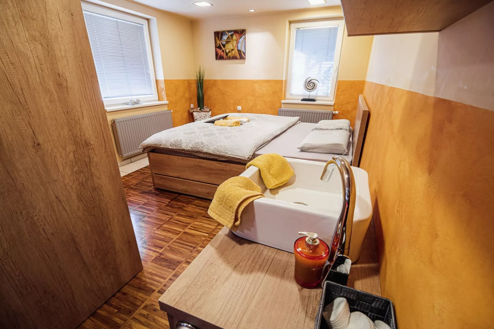 Elegant and Stylish Retreat Apartments with Terrace - Two Bedroom Apartment with Terrace-Chambre