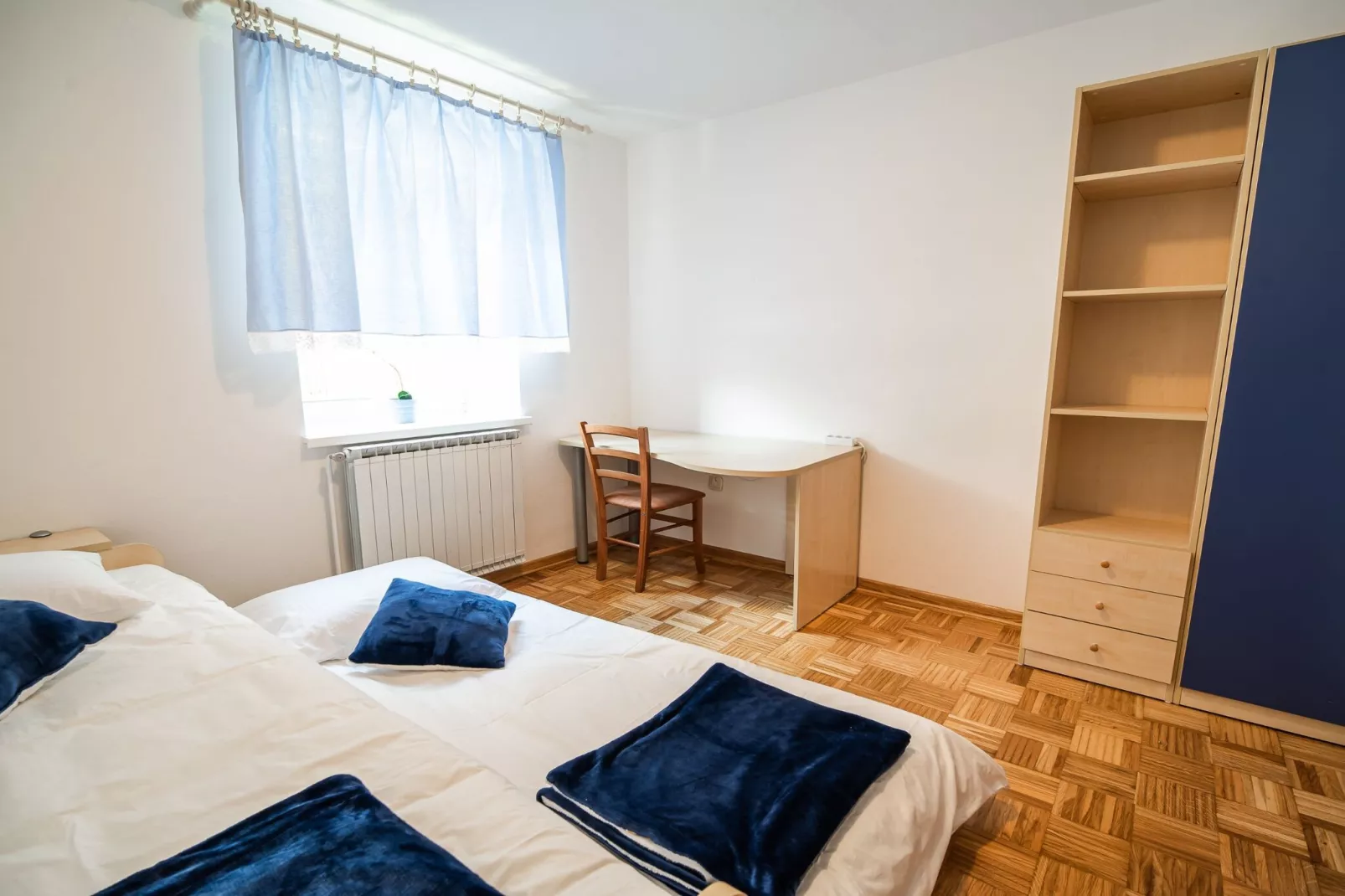 Mountain View Haven Apartments - Two Bedroom Apartment with Balcony-Schlafzimmer