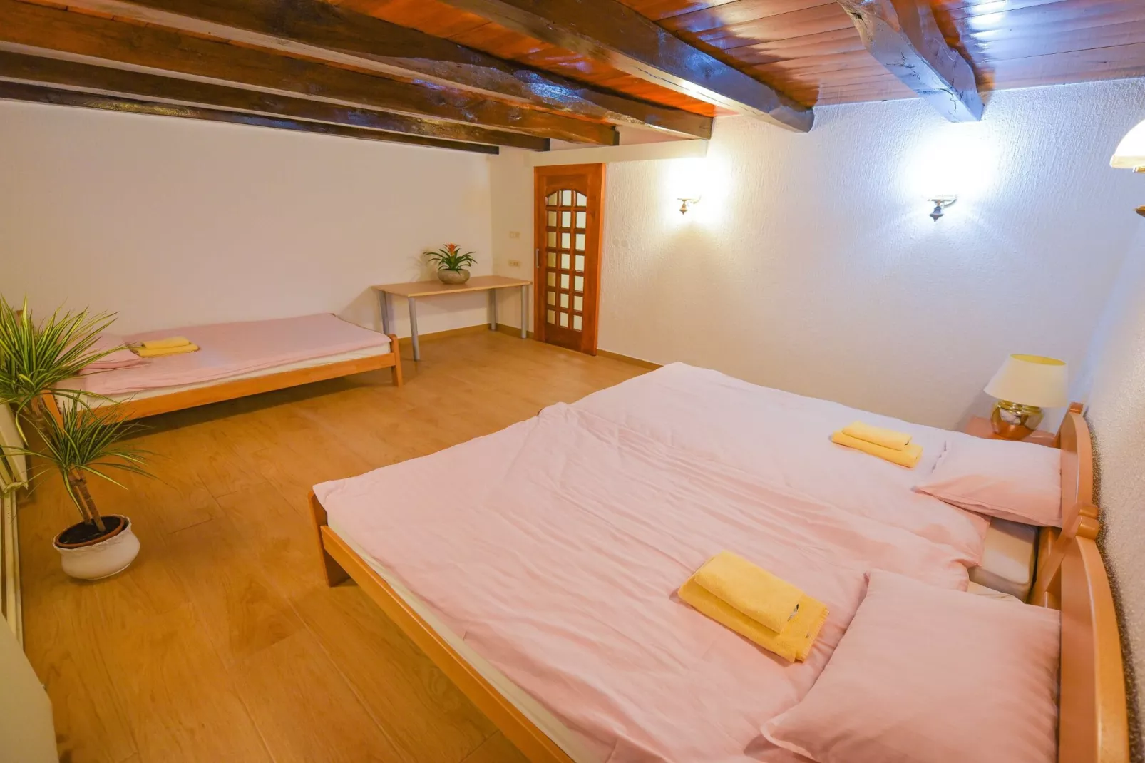 Cozy Luxe Holiday Home with Natural Thermal Bath - Seven Bedroom Holiday Home-Chambre