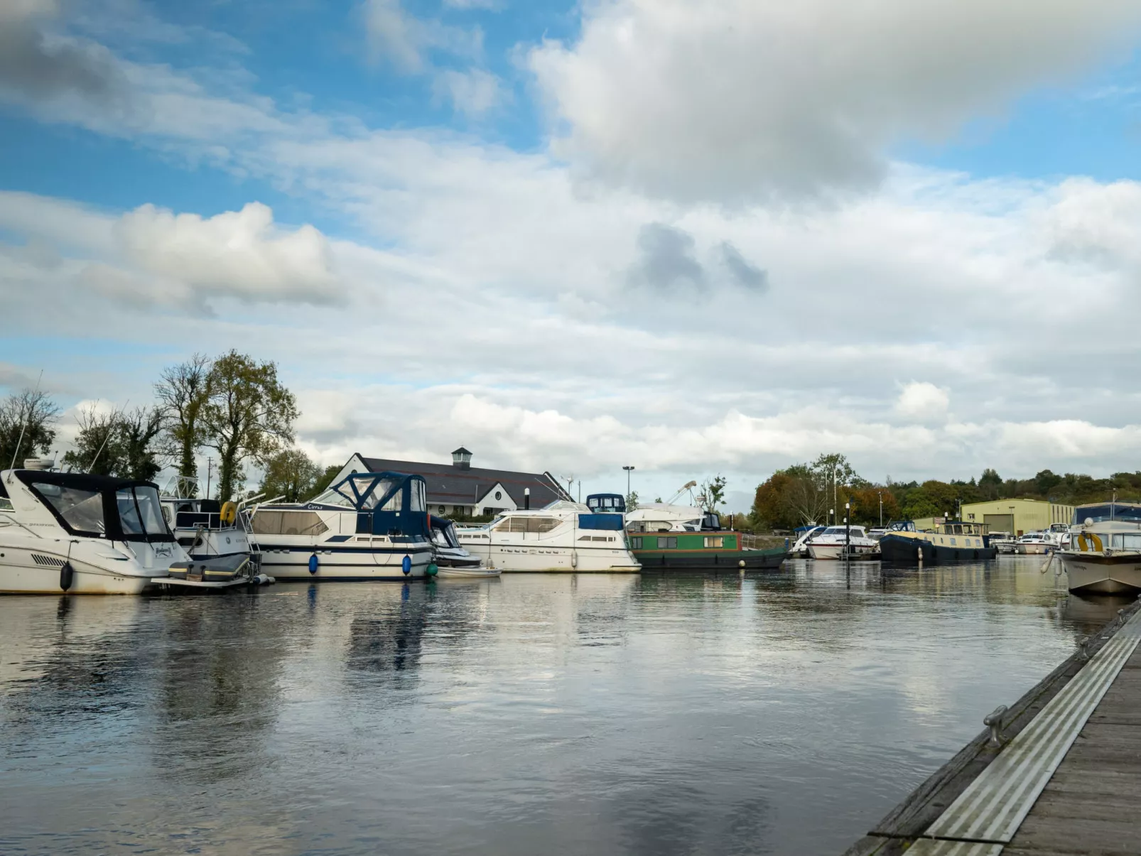 Riverrun Holiday Homes No 15-Outside