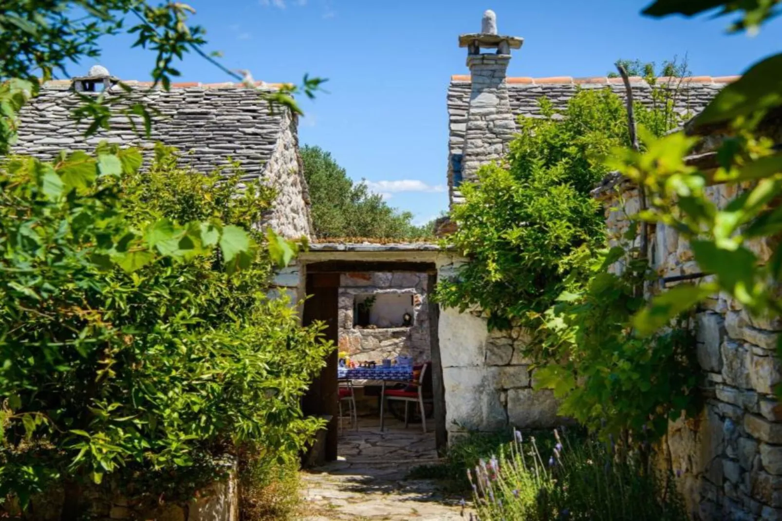 Romantic Stone House and Yard Near Stunning Beach - Two Bedroom Holiday Holiday Home  with  Patio and Terrace-Im Freien