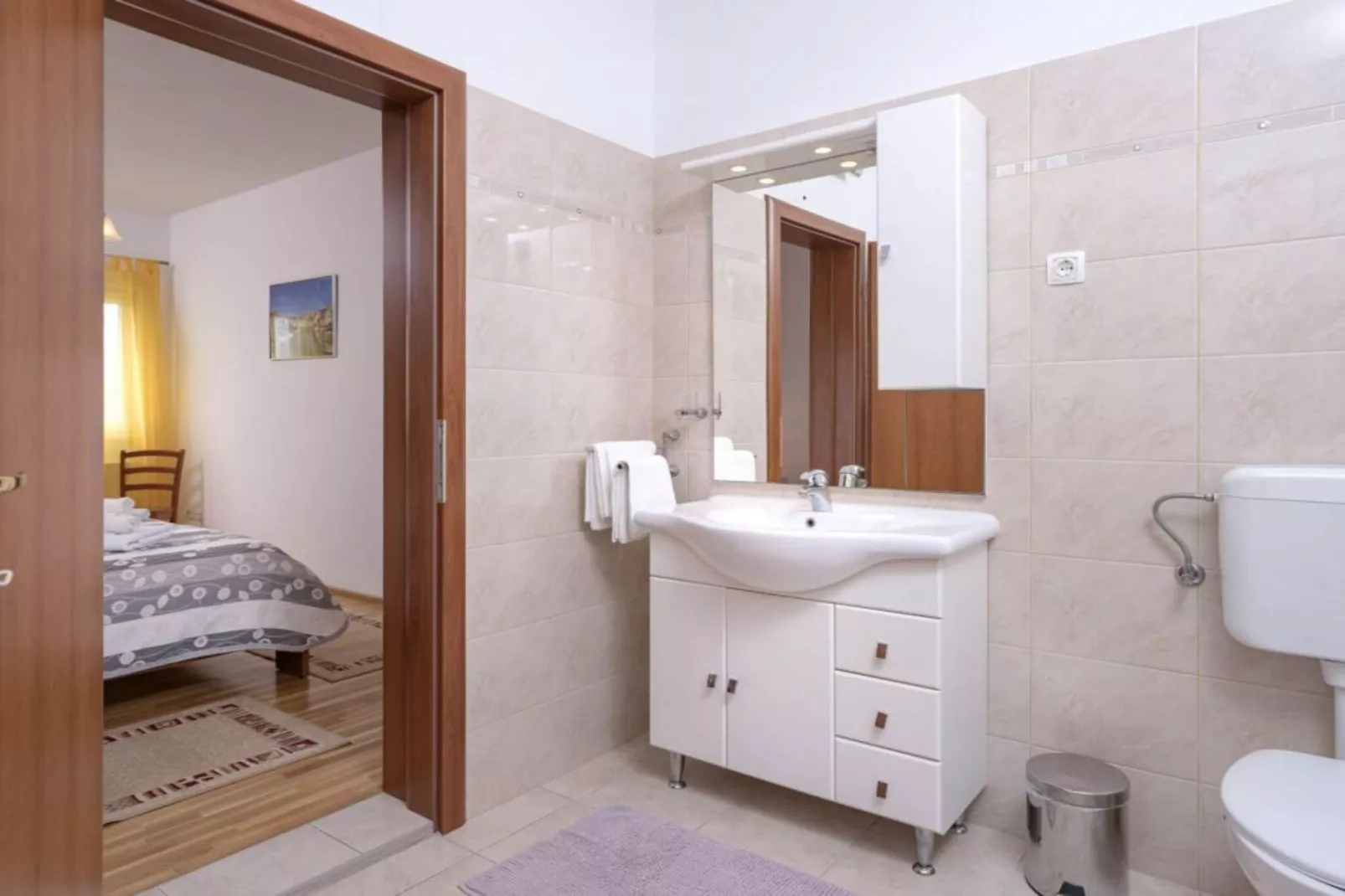 One Bedroom Apartment with Balcony and Sea View 2-Badezimmer