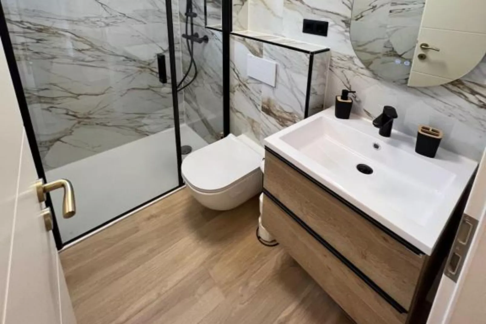 Four-Bedroom Apartment With Sea View-Badezimmer