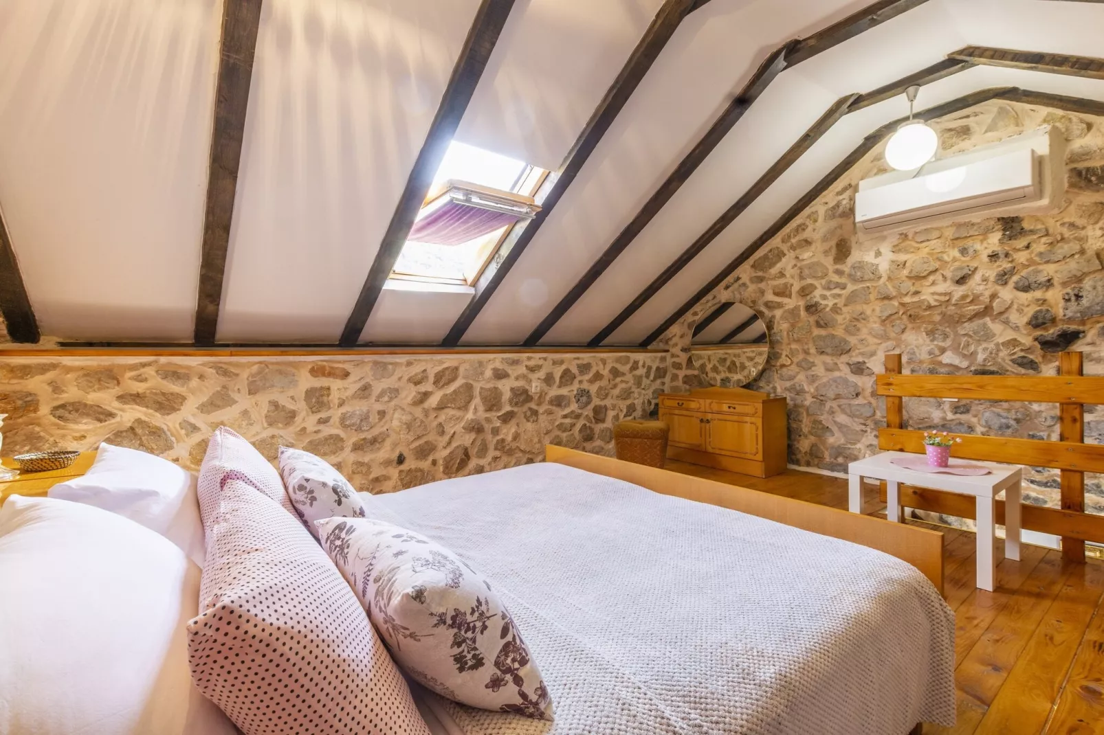 Rustical Resort Kokorići with Shared Outdoor Swimming Pool - One Bedroom Apartment with Terrace-Schlafzimmer