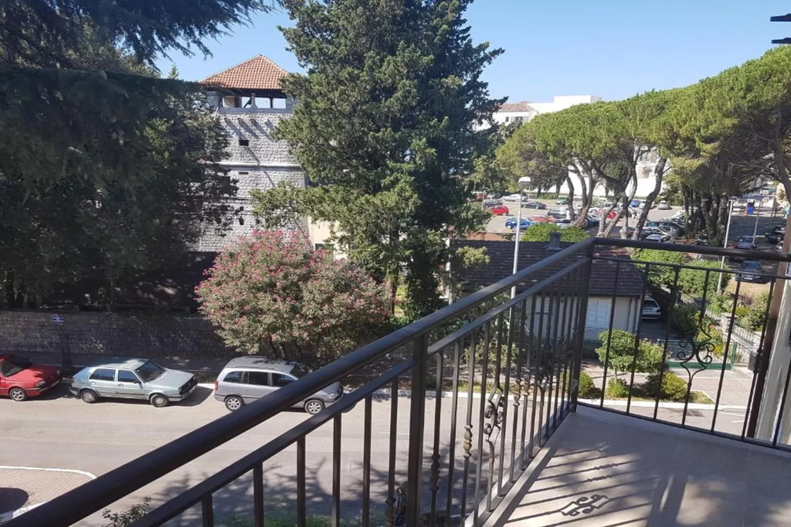 Relaxing Tivat Stay with Balcony & Free Parking - Two Bedroom Apartment-Terrasse / balcon