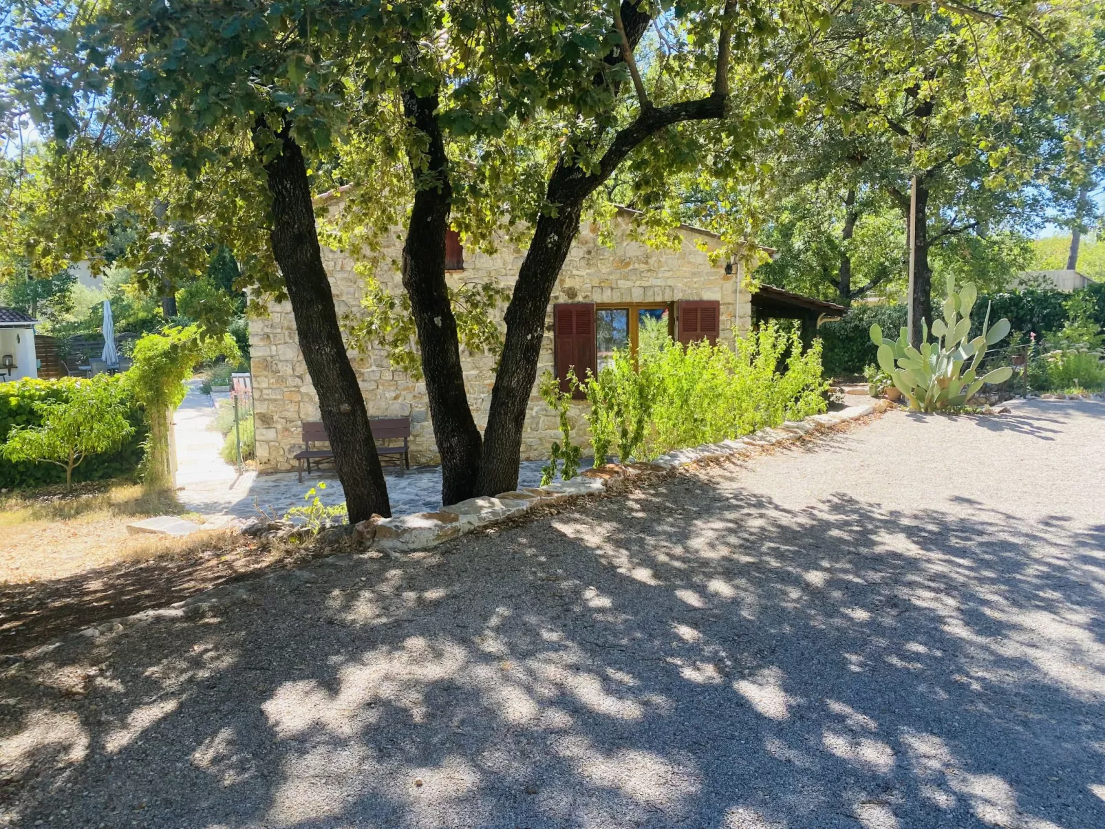 Les Pierres Fleuries-Outside