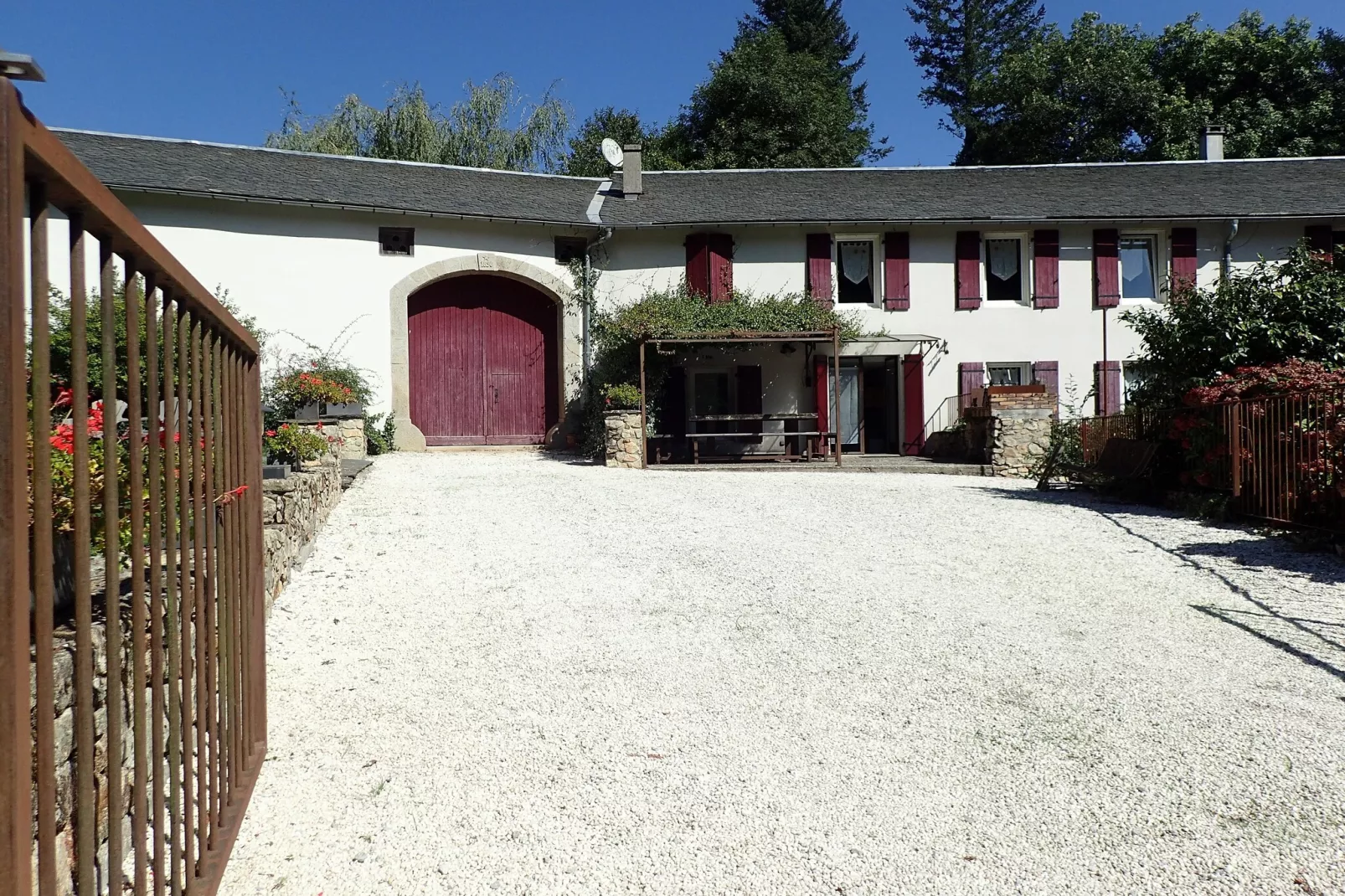 Gite du Pantouquet-Exterior in summer