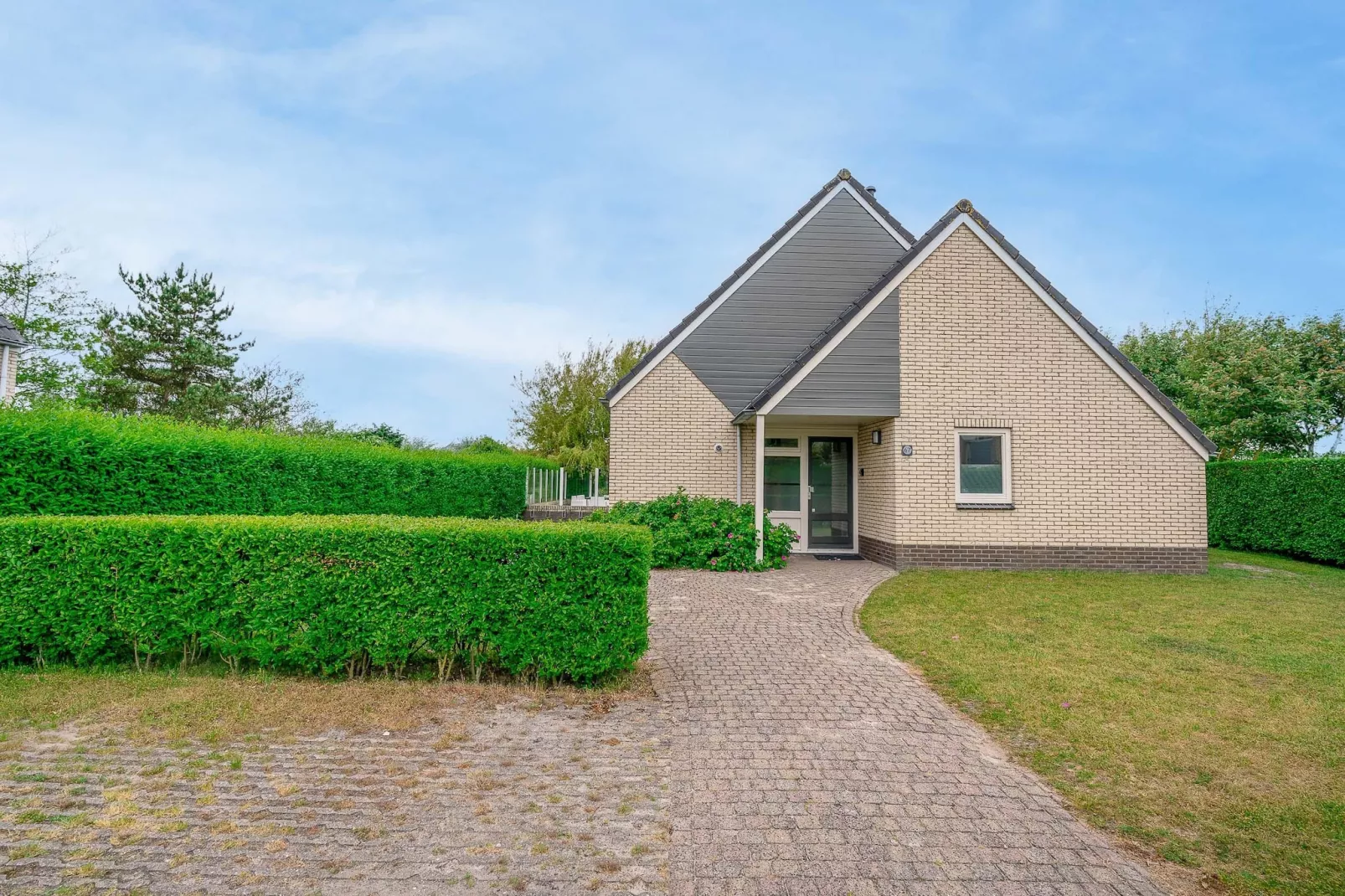 Kamperfoelie 67-Exterior in summer