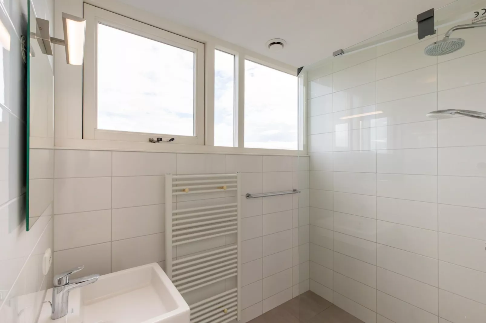 Zonnedorp Kavel 10 Renesse | Villa near the Beach & with Spacious Garden-Bathroom