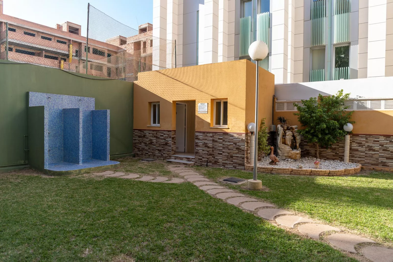 CT 386 AL - Faro's Roquetas Beach Apartment-Garten Sommer