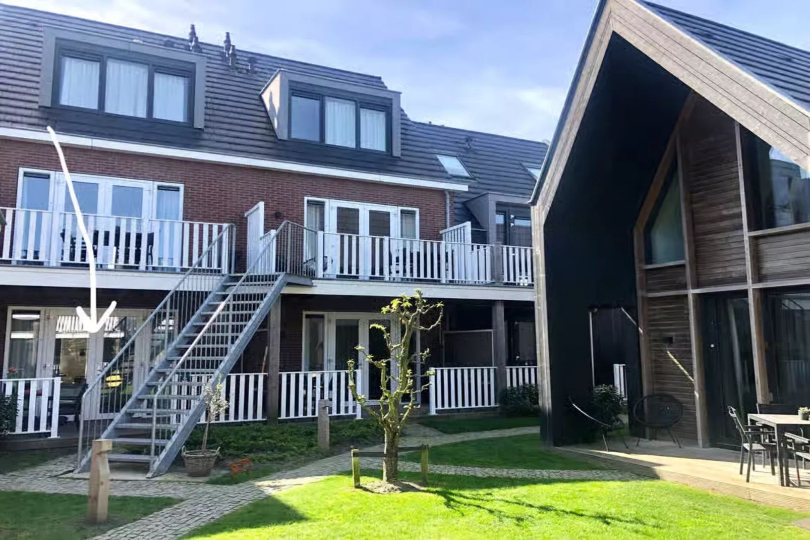 Plein 40 Lodge 15-Gardens in summer