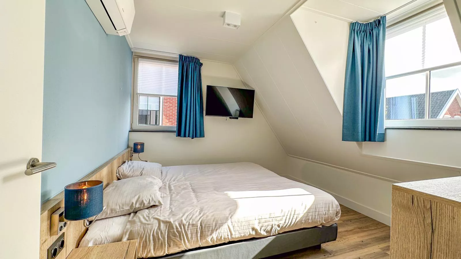 Dune Deluxe 77-Bedroom