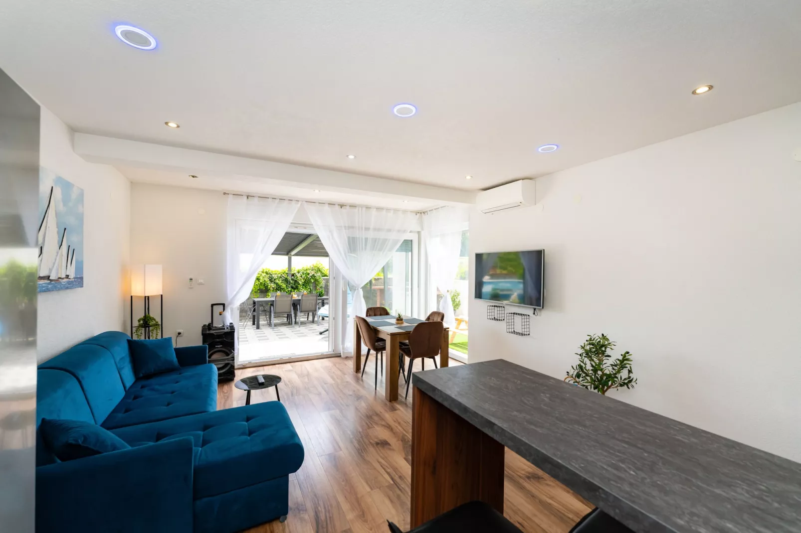 Apartment Nikita with private pool-Living room