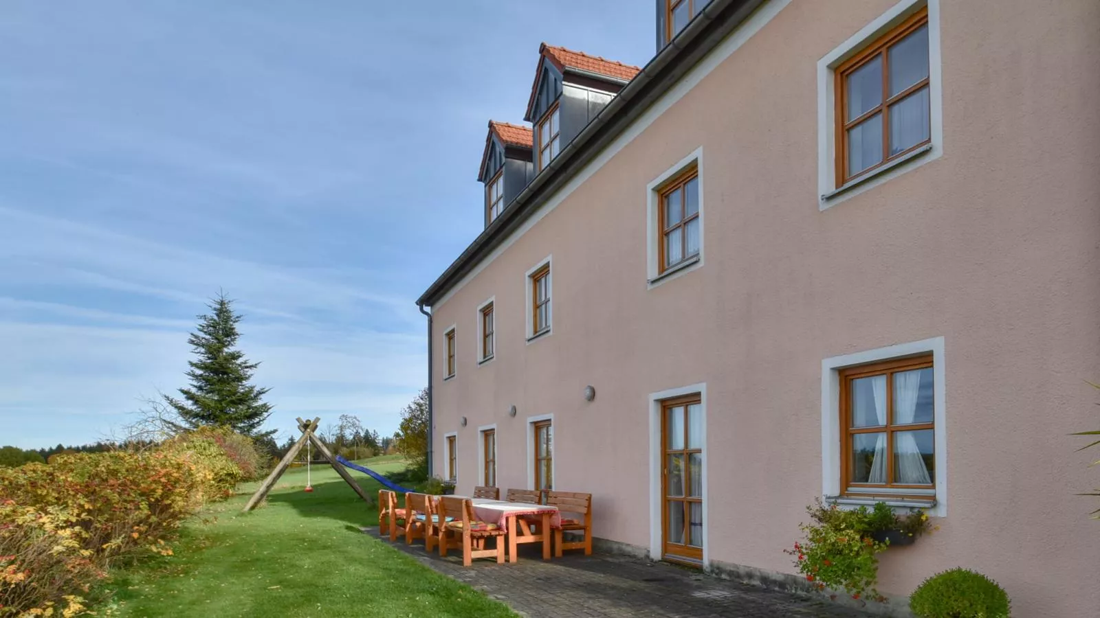 Blumenhof-Exterior in summer