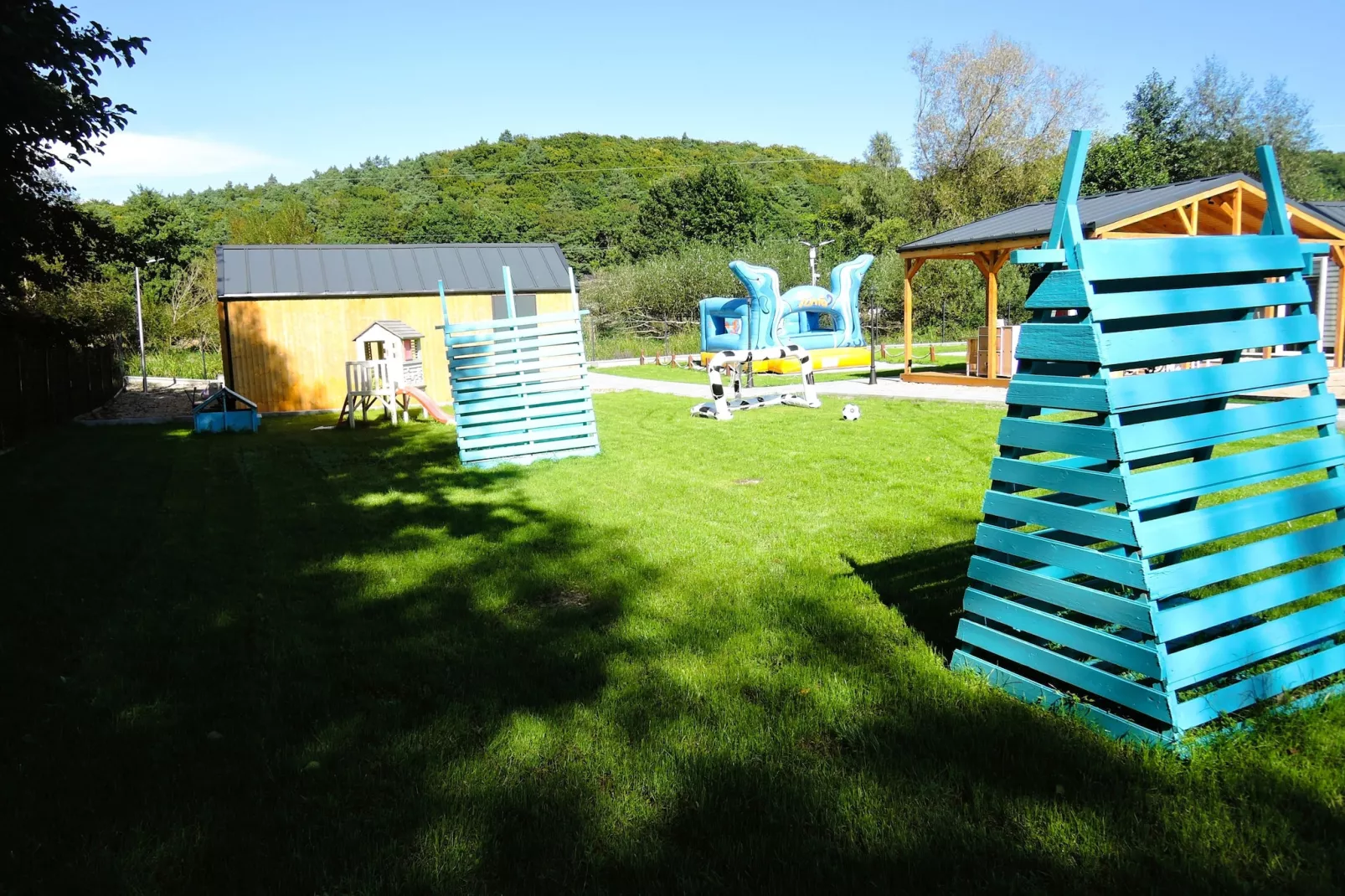 Turkusowa osada Wapnica-Jardins en été