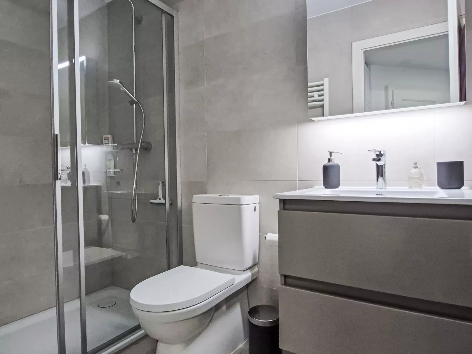 Ambassador 2/1-Inside