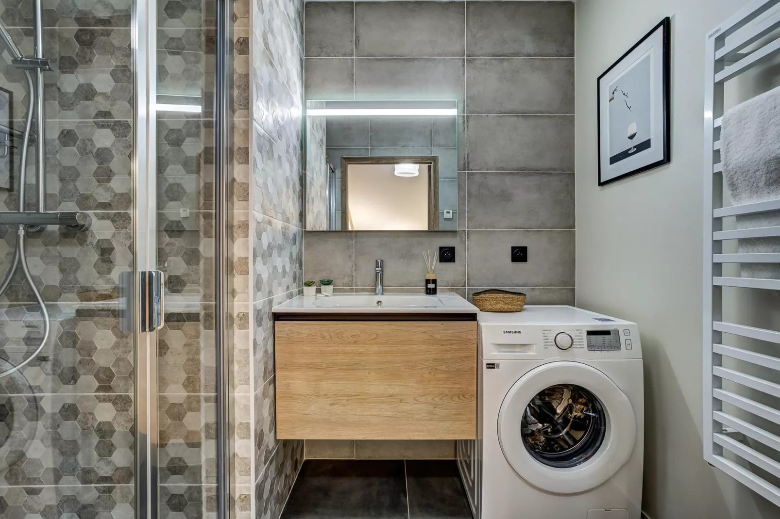 White Pearl A32-Bathroom