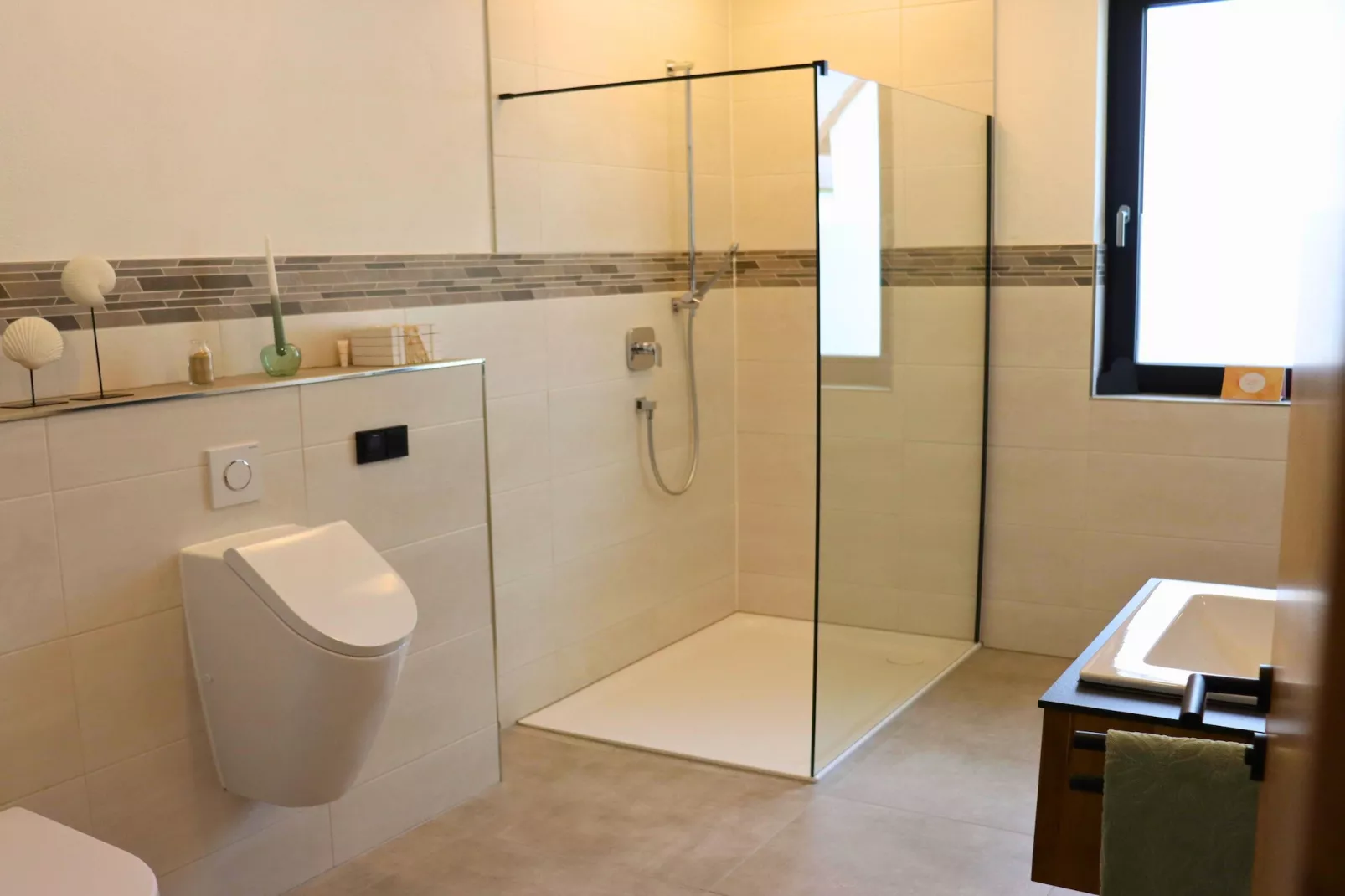 Eifel-Finca mit Whirlpool und Gartenlounge-Bathroom