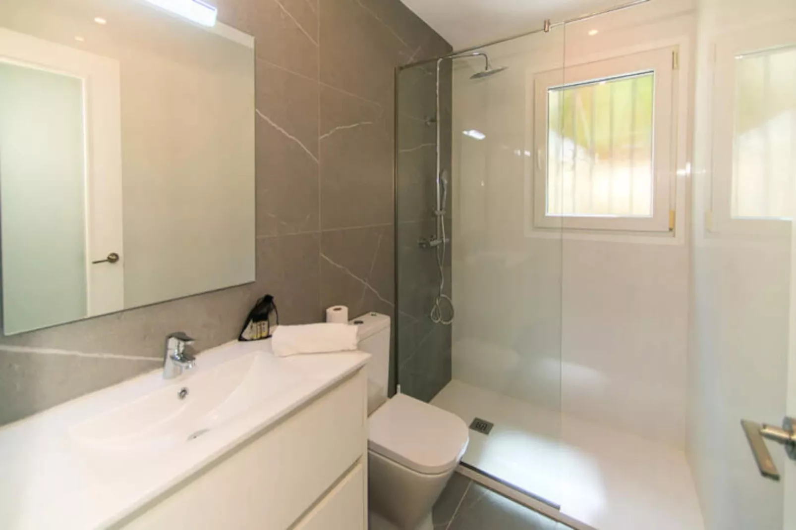 Maison à Roses-Untagged