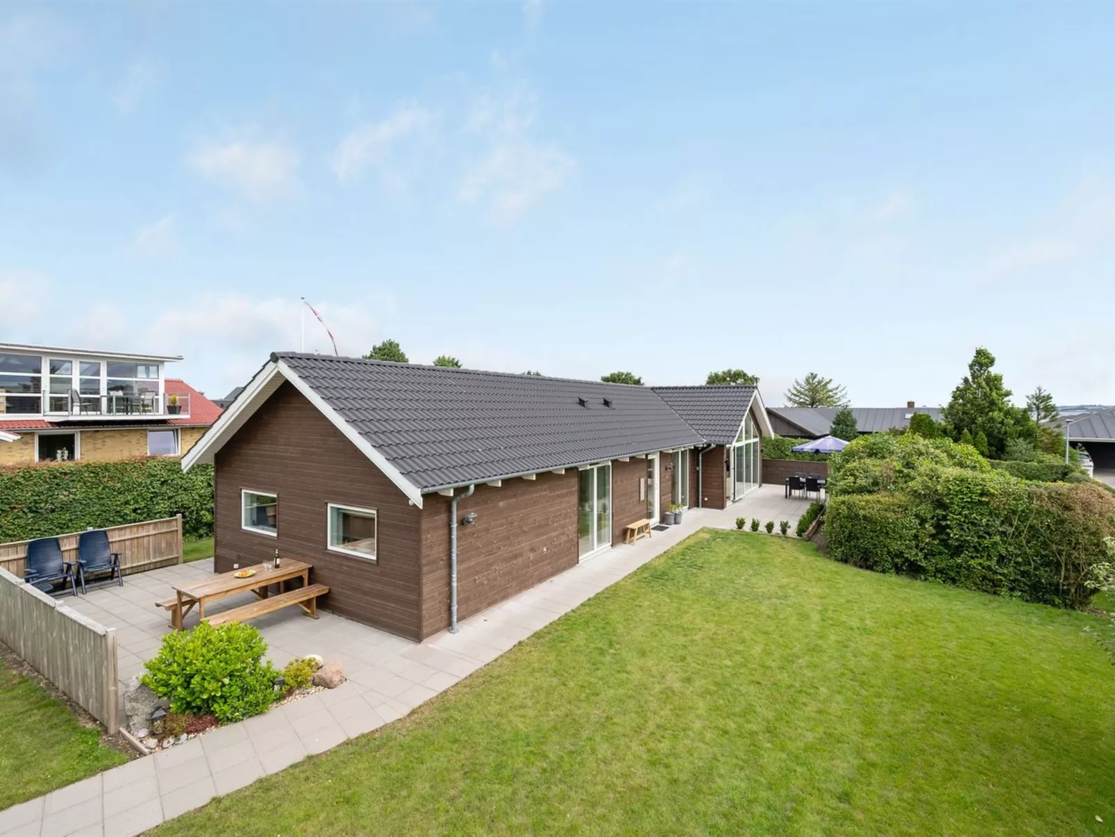 "Regni" - 300m to the fjord-Outside