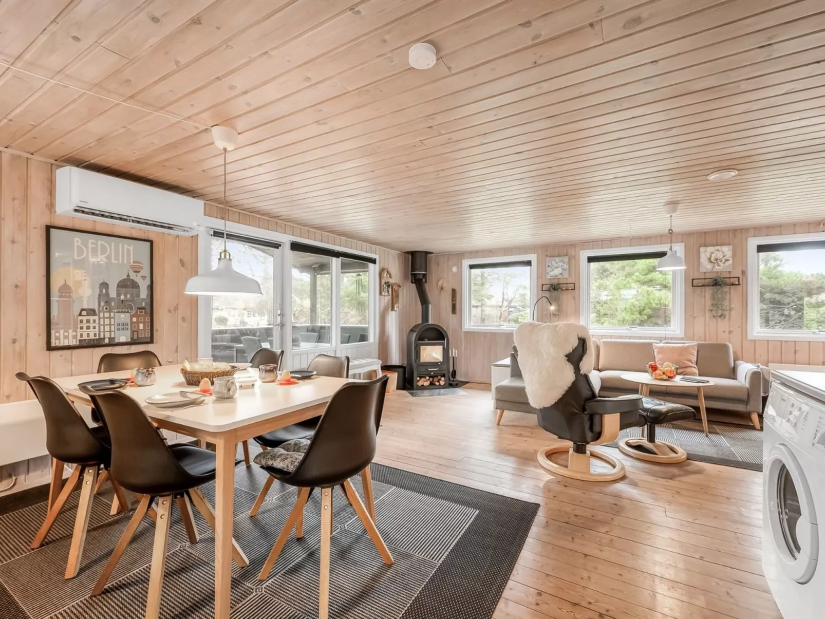 "Toimi" - 500m to the fjord-Inside