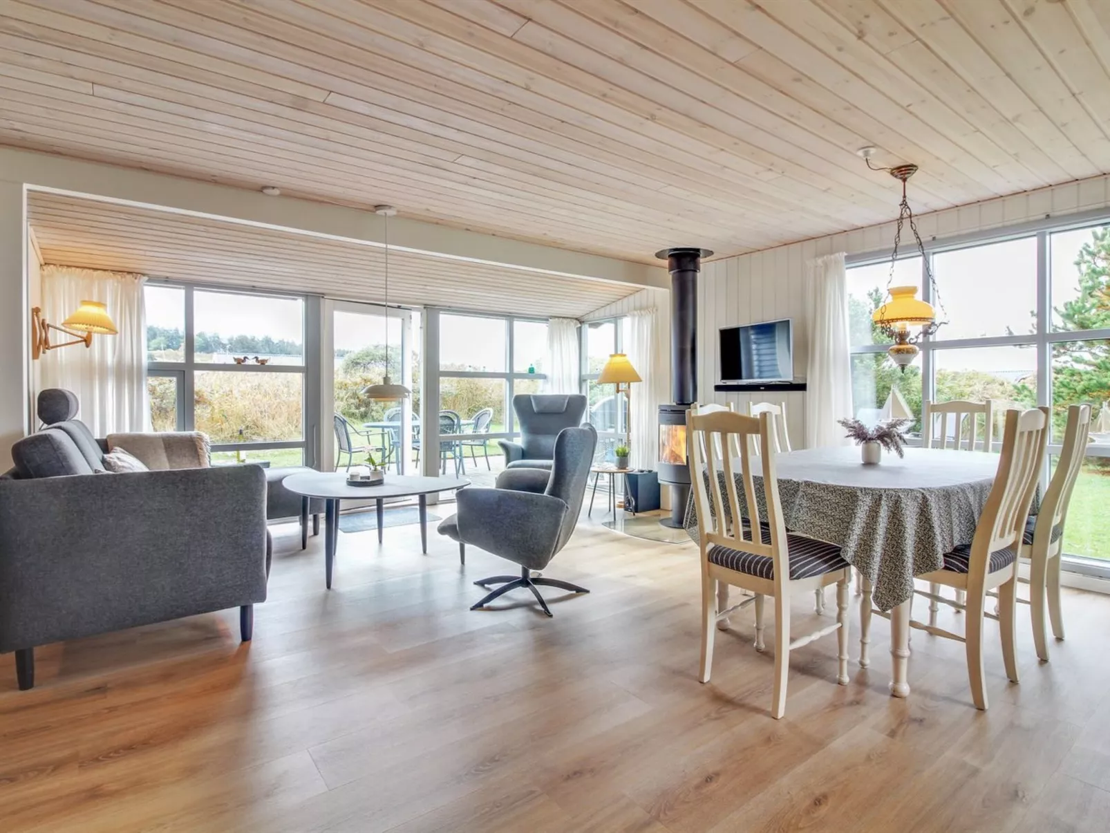 "Alice" - 1.3km from the sea-Inside