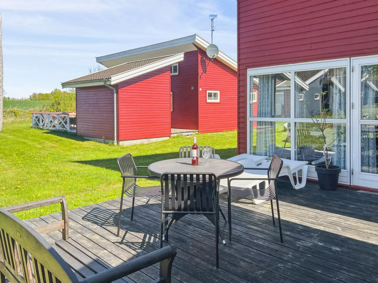 "Carlie" - 2.8km from the sea-Outside