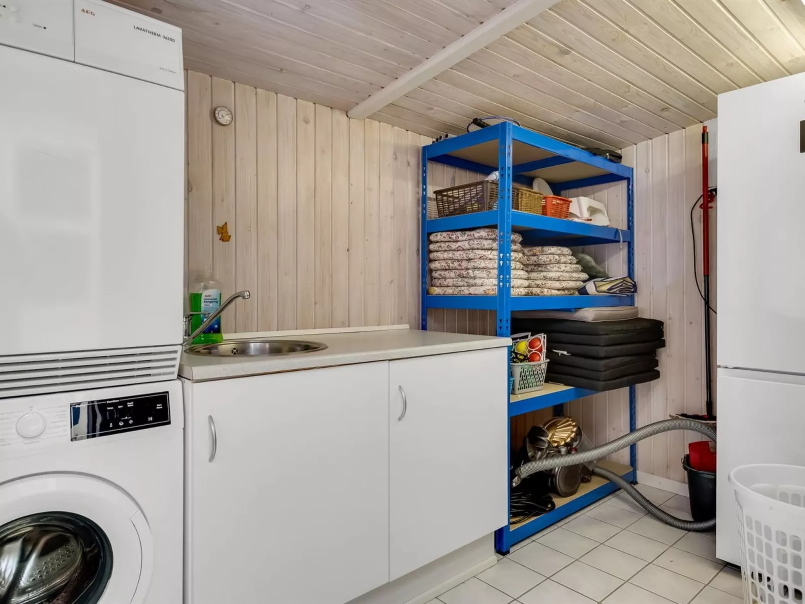 "Gwen" - 2.7km from the sea-Dedans