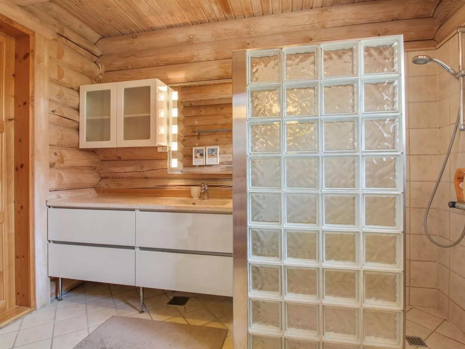 "Salmund" - 600m from the sea-Inside