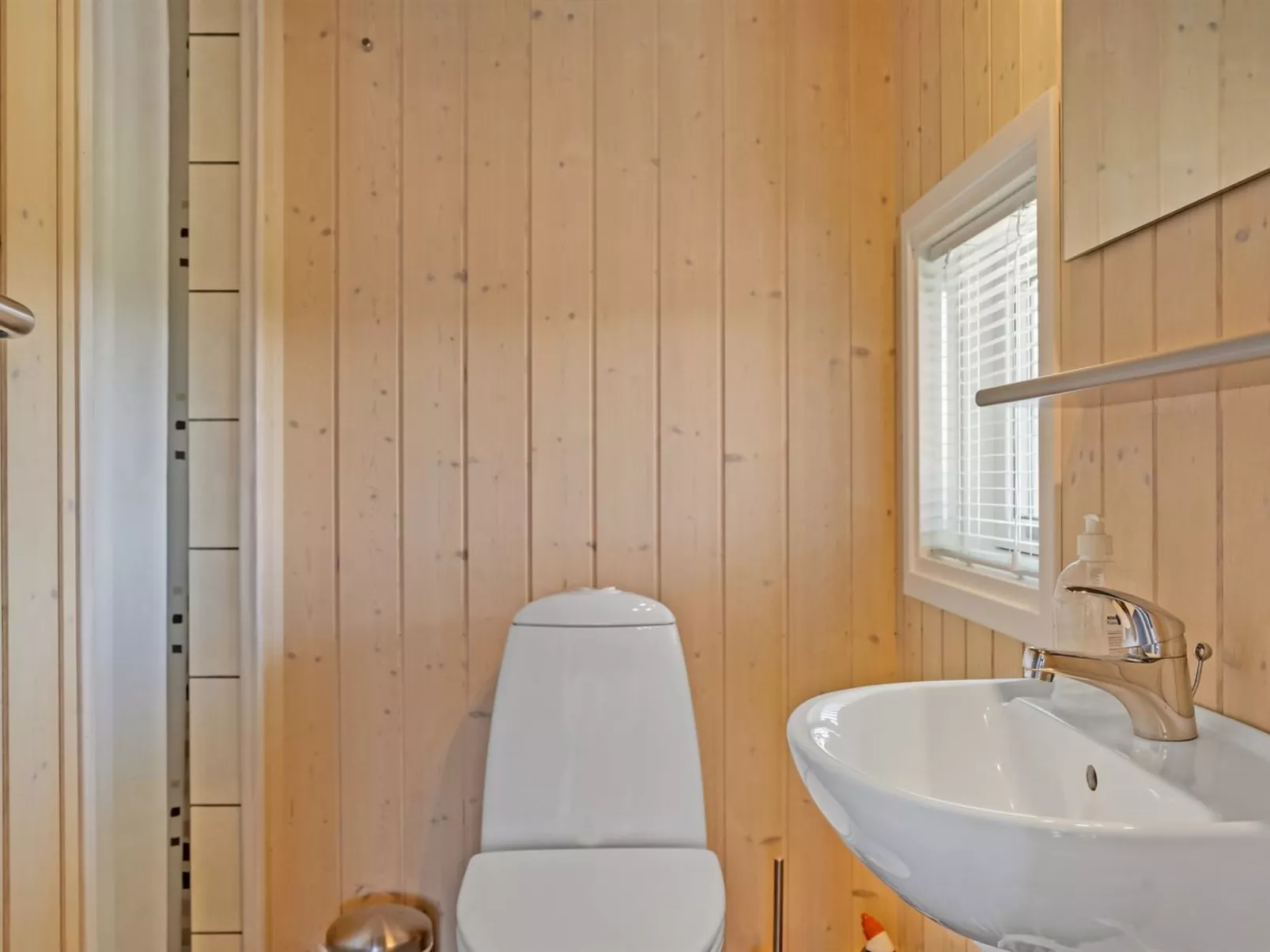 "Brynjolf" - 350m to the fjord-Inside