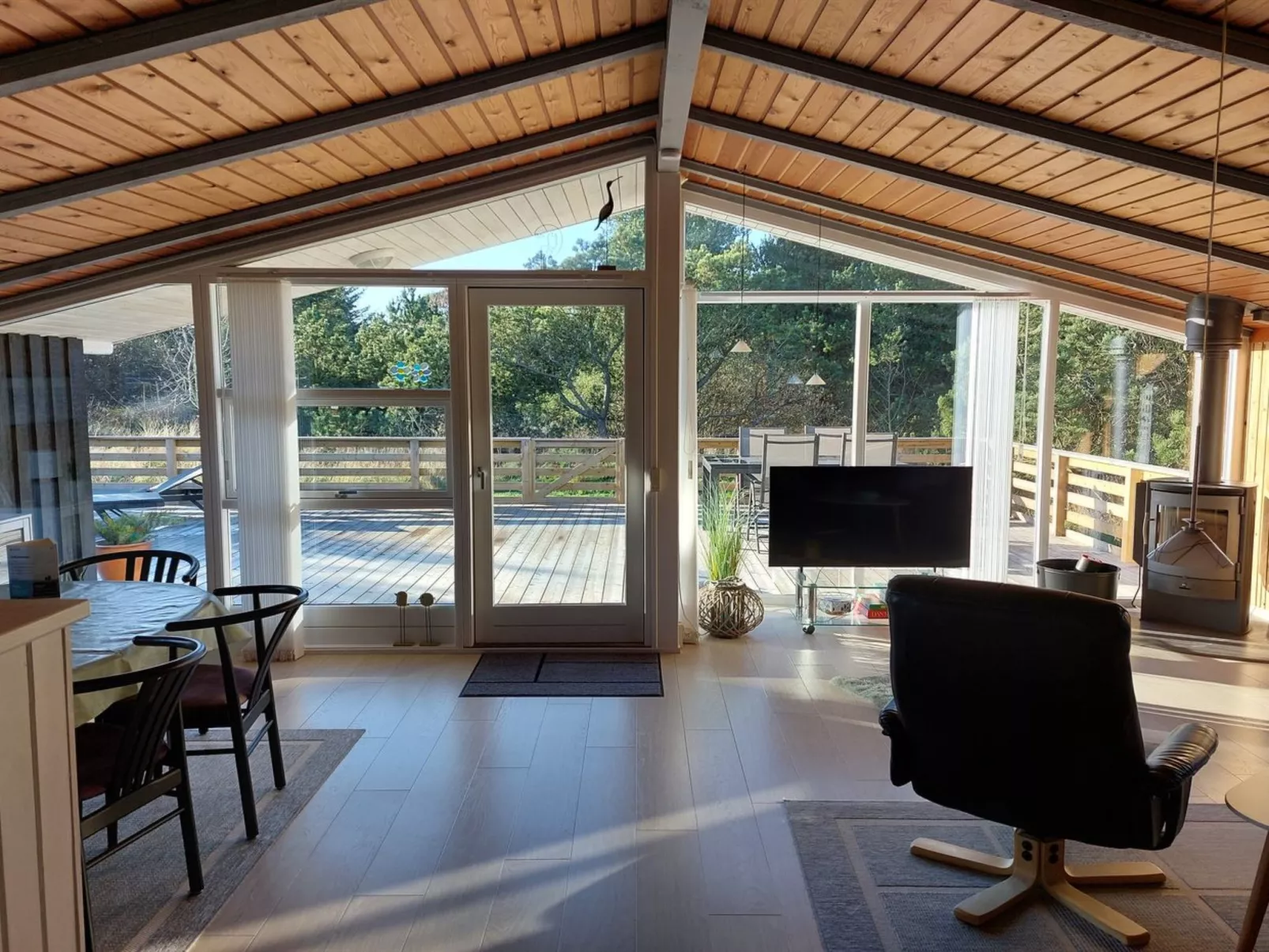 "Elgin" - 1.8km from the sea-Inside