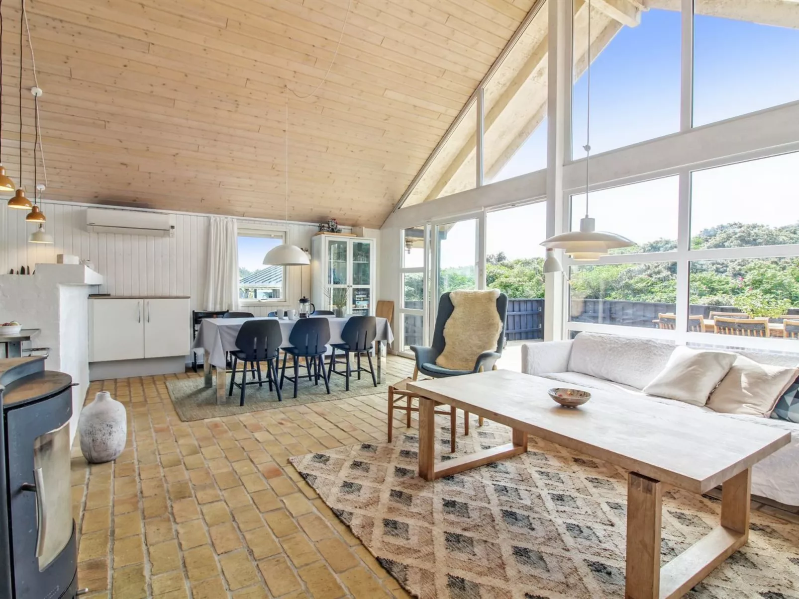 "Harry" - 100m from the sea-Dedans