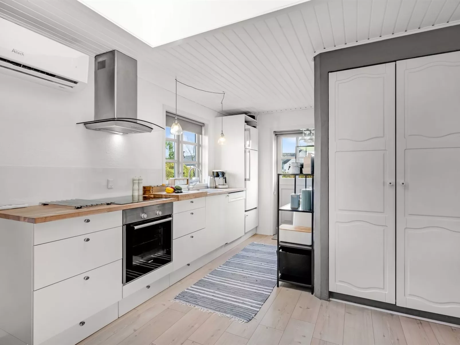 "Agni" - 800m from the sea-Dedans