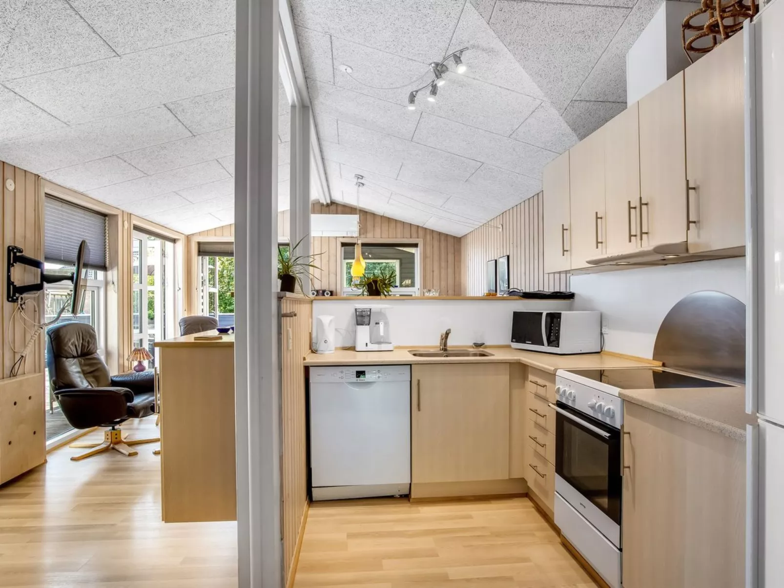 "Omar" - 1.0km from the sea-Inside